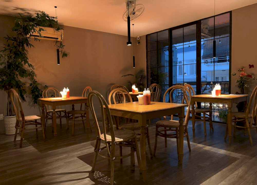 The space is both cozy and romantic, making it perfect for a family meal or a date night (Source: Phátcatkitchen)